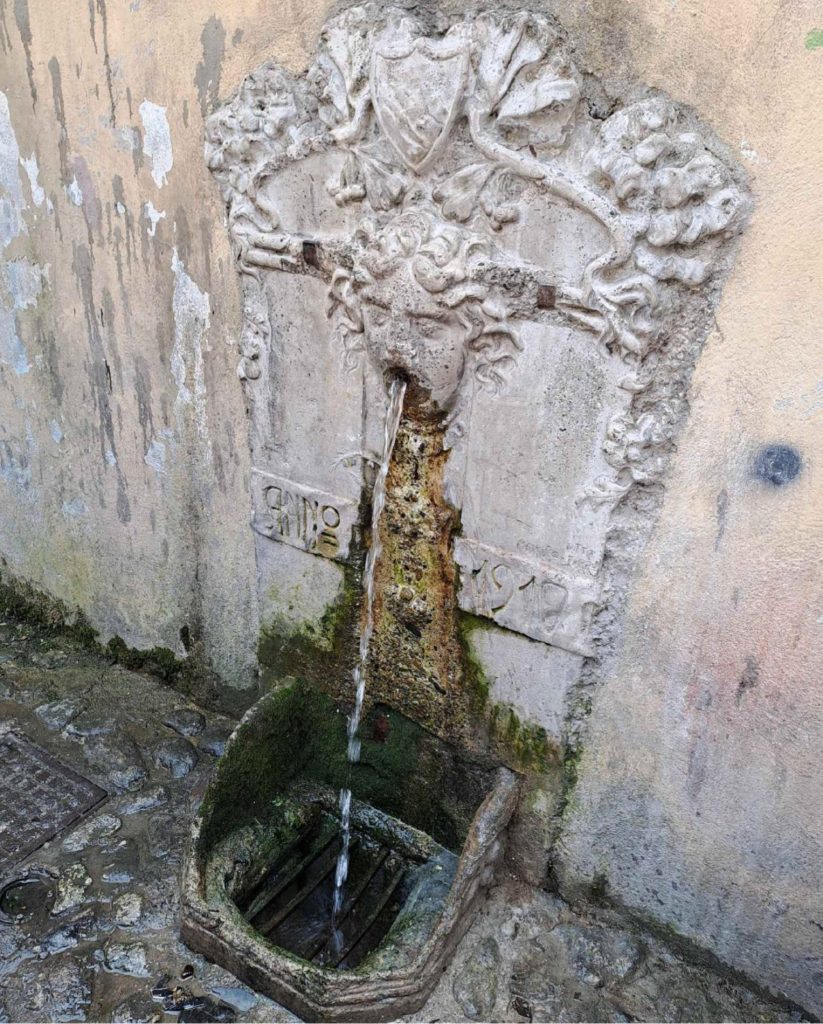 una fontana nel centro storico