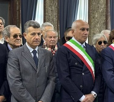Il Presidente Mazzuca in raccoglimento insieme al Sindaco Franz Caruso