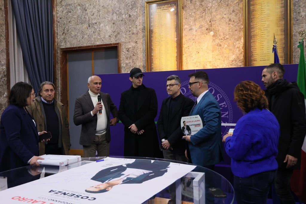 02_Achille Lauro a Palazzo dei Bruzi con il sindaco Caruso e il presidente del Conisglio Mazzuca