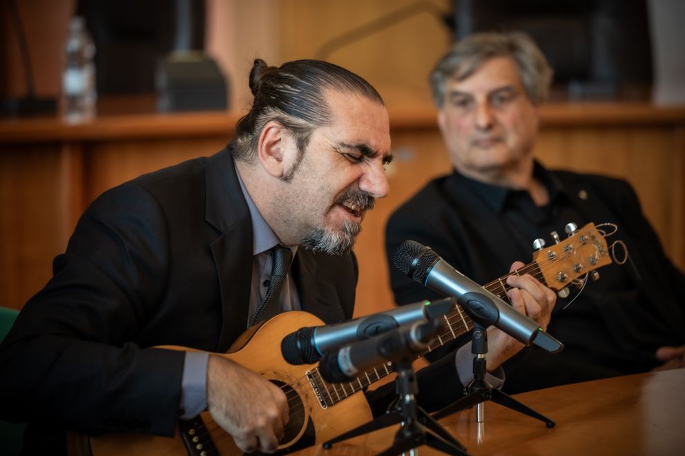 Sasà Calabrese durante la sua esibizione