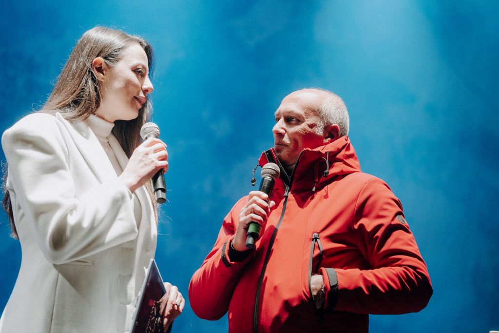 il sindaco Franz Caruso con la presentatrice del concerto Francesca Russo