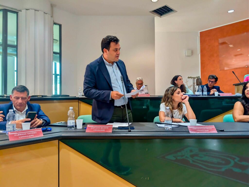 Consiglio Comunale di Rende 20 lugio 2026_Interviene Giovanni Bilotti con Fabrizio Totera e Adriana Calvelli ai suoi lati