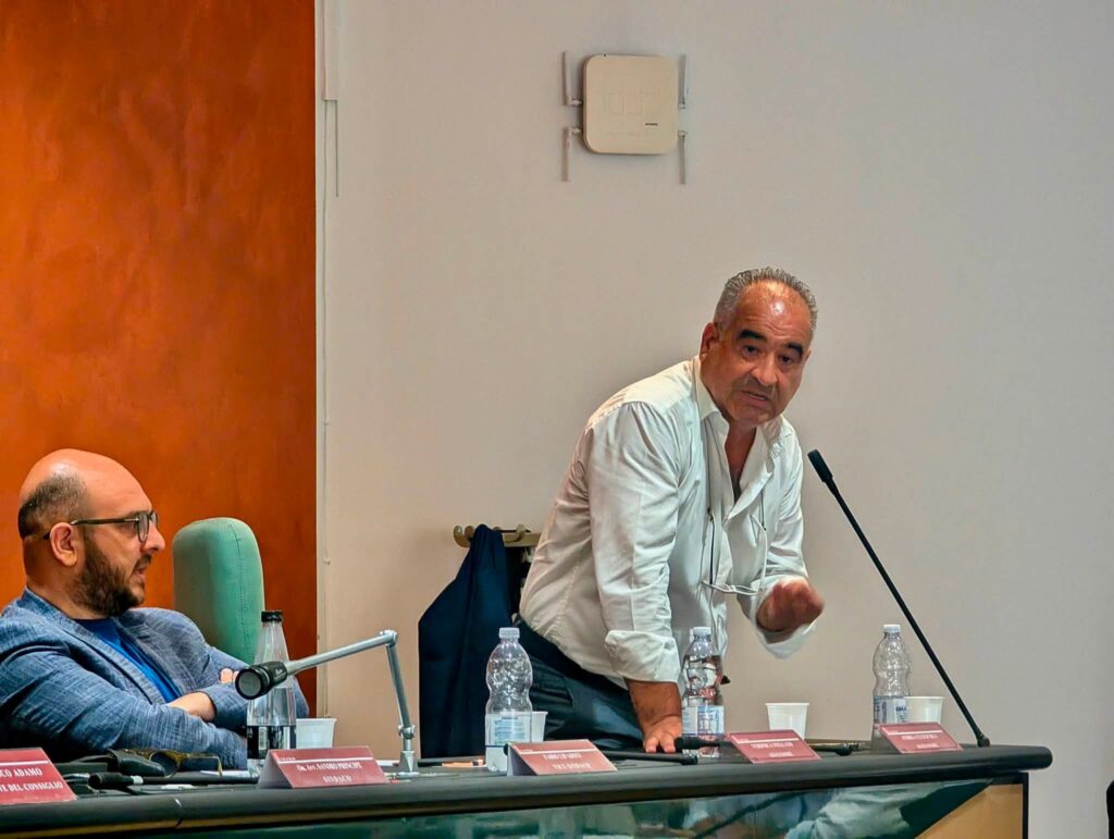 Consiglio Comunale di Rende 20 lugio 2026_Relaziona Andrea Cuzzocrea con Fabio Liparoti che osserva