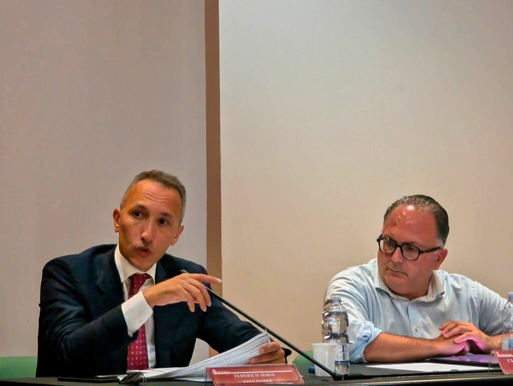 Consiglio Comunale di Rende 20 lugio 2026_Relaziona Federico Jorio e Clelio Gelsomino osserva