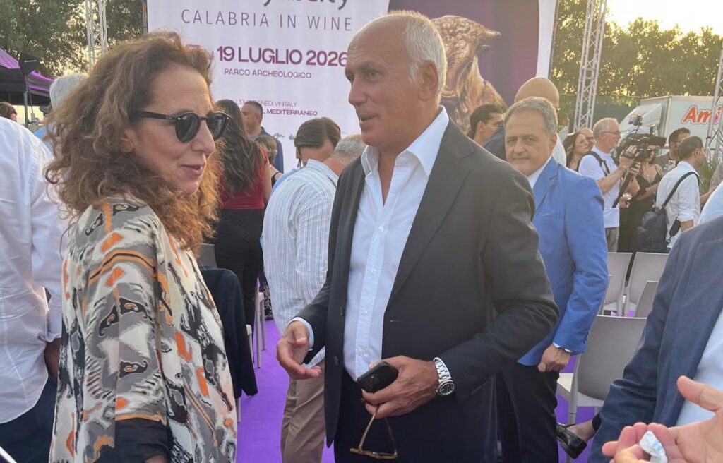 Franz Caruso al Vinitaly con il sottosegretario Wanda Ferro