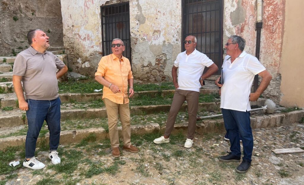 Franz Caruso_sopralluogo canossiano con Pasquale Sconosciuto, Giannino Dodaro e Francesco Azzato