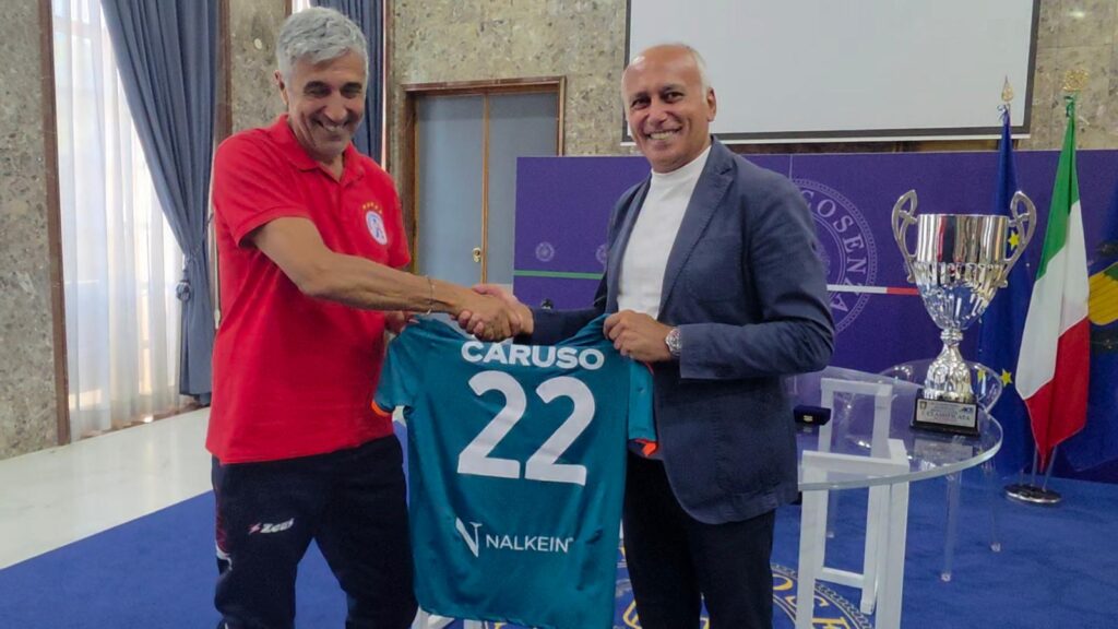 Medici Cosenza_il Sindaco Franz Caruso riceve la maglia personalizzata