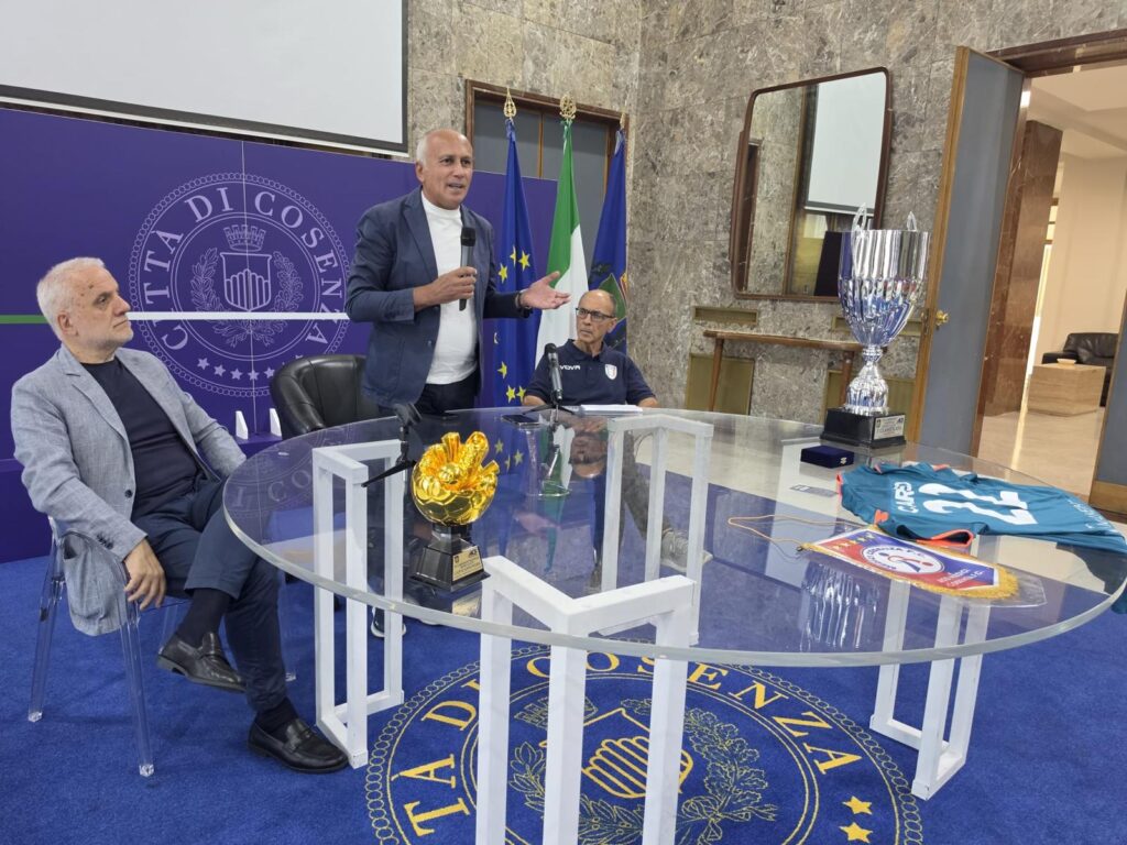 Medici Cosenza_l'intervento del Sindaco Franz Caruso con Pino Di Donna e Franco Rosito