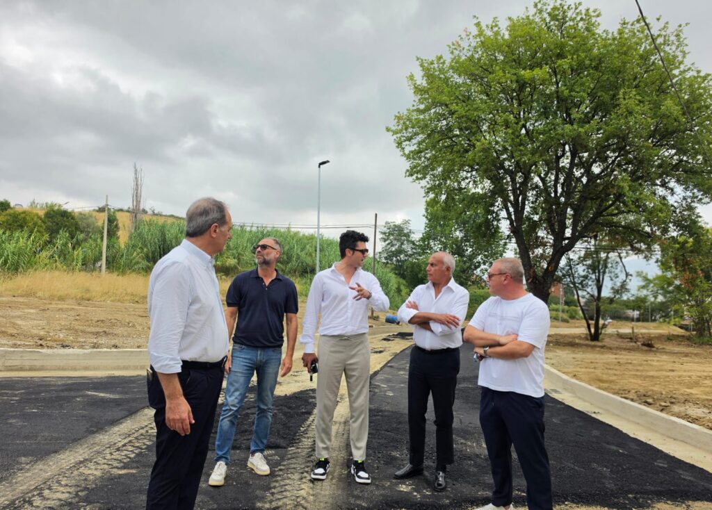 Il Sindaco Franz Caruso in uno degli ultimi sopralluoghi sulla strada Serra Spiga-Mendicino