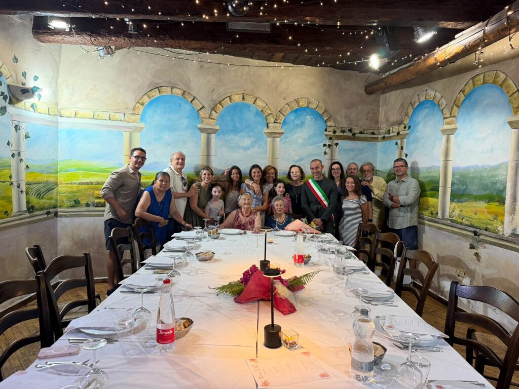 Nonna Maria festeggiata dal consigliere Turco e dalla sua grande famiglia