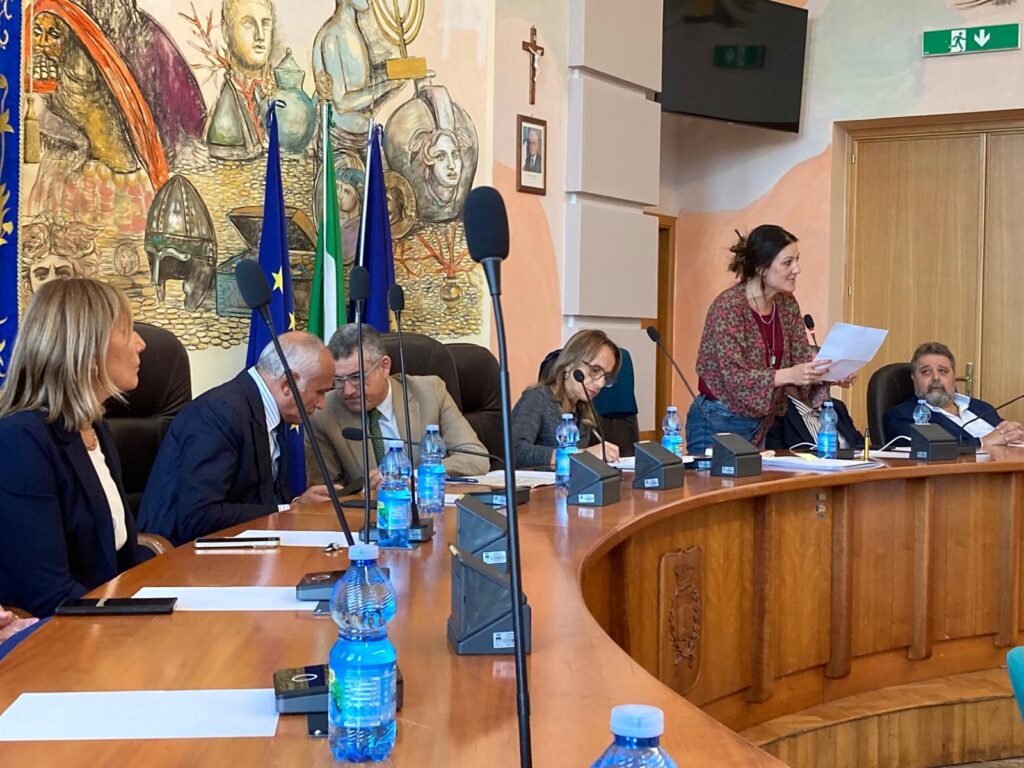 Consiglio comunale Cosenza 29092026 l'intervento dell'Assessore Buffone sui centri anziani