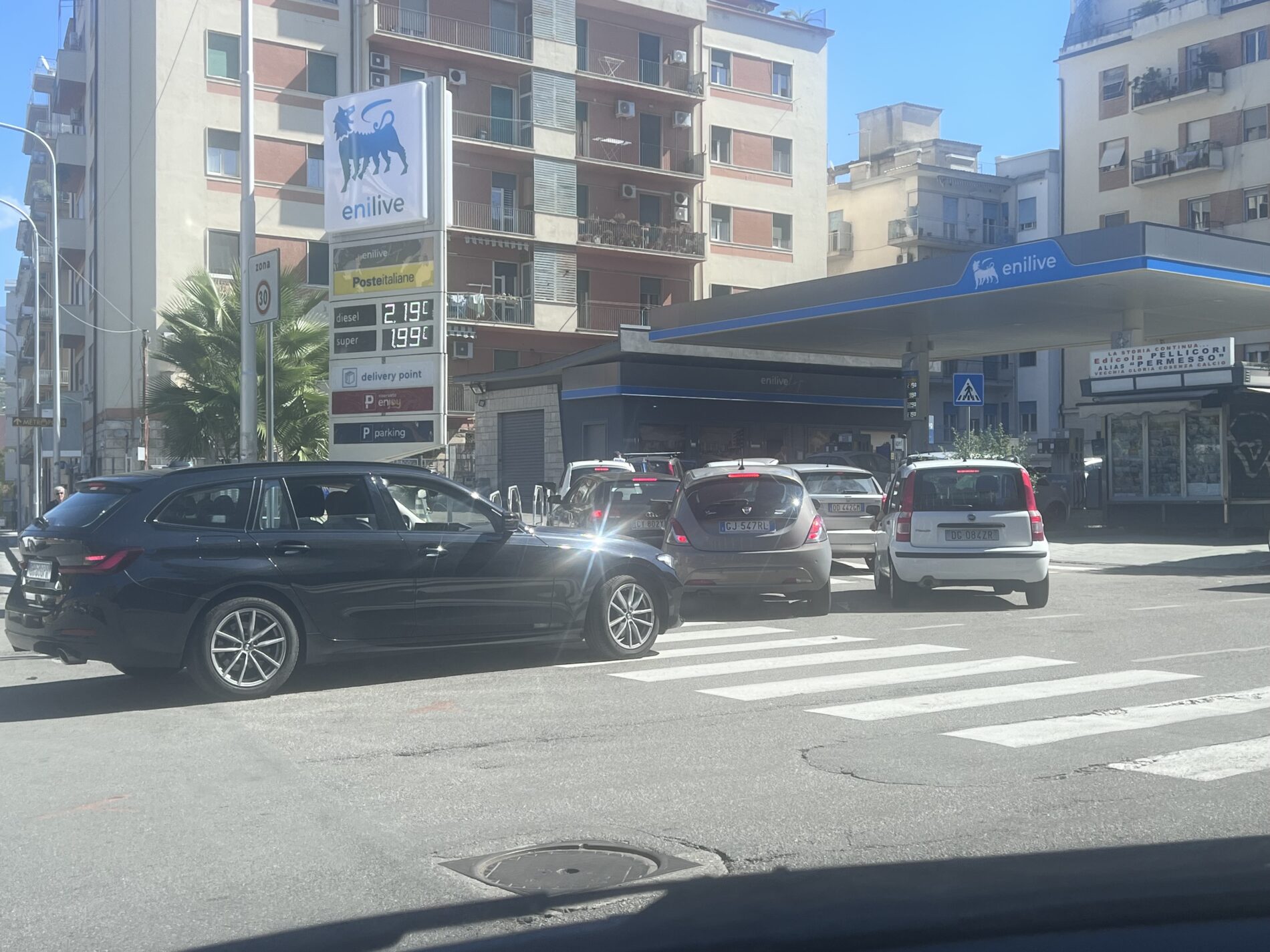 File stazione di servizio Eni Piazza Loreto