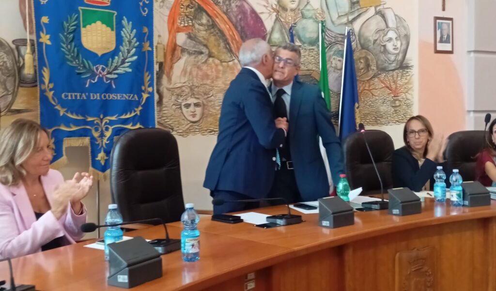 Il Sindaco Franz Caruso ringrazia il Presidente Mazzuca dopo il suo intervento