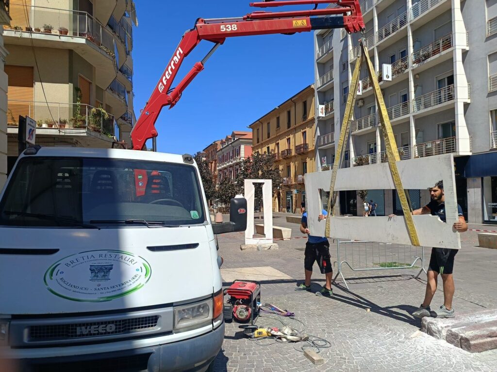 rimozione colonne di Sacha Sosno