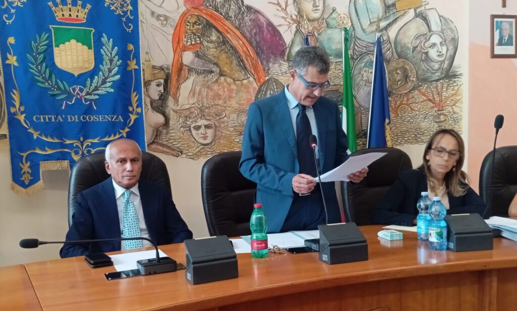 il Presidente del Consiglio comunale Giuseppe Mazzuca commemora la madre del Sindaco Franz Caruso, signora Rosetta Calvano