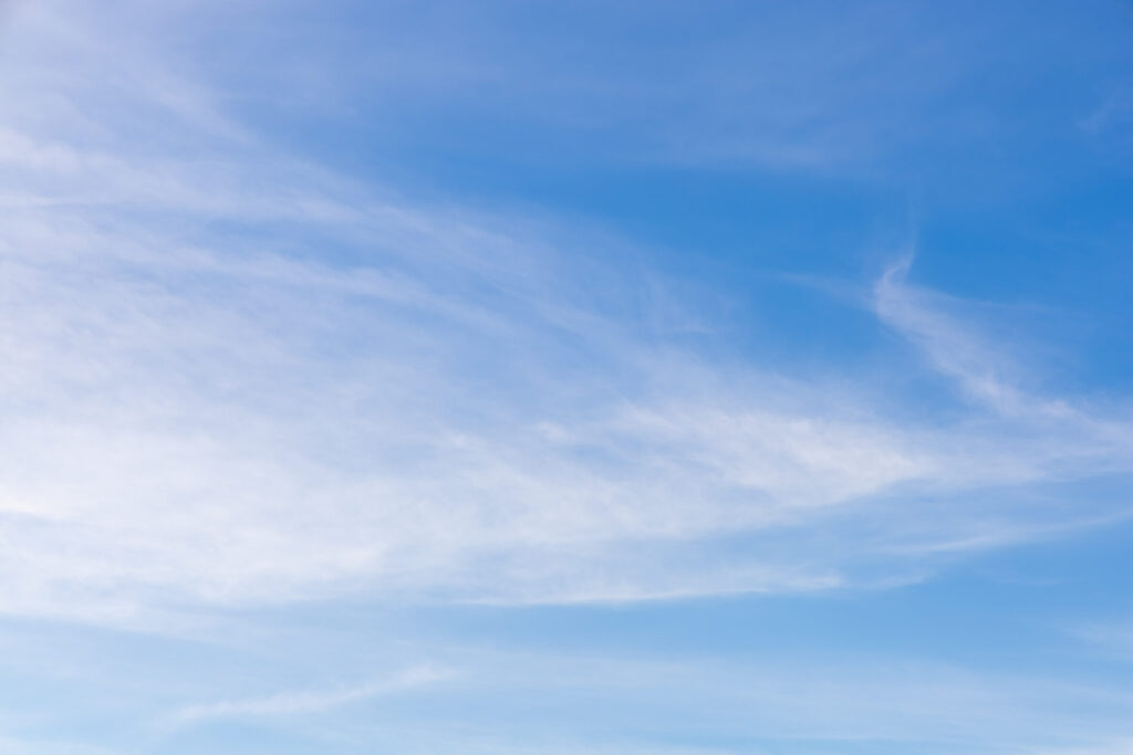 Cielo sereno con velature