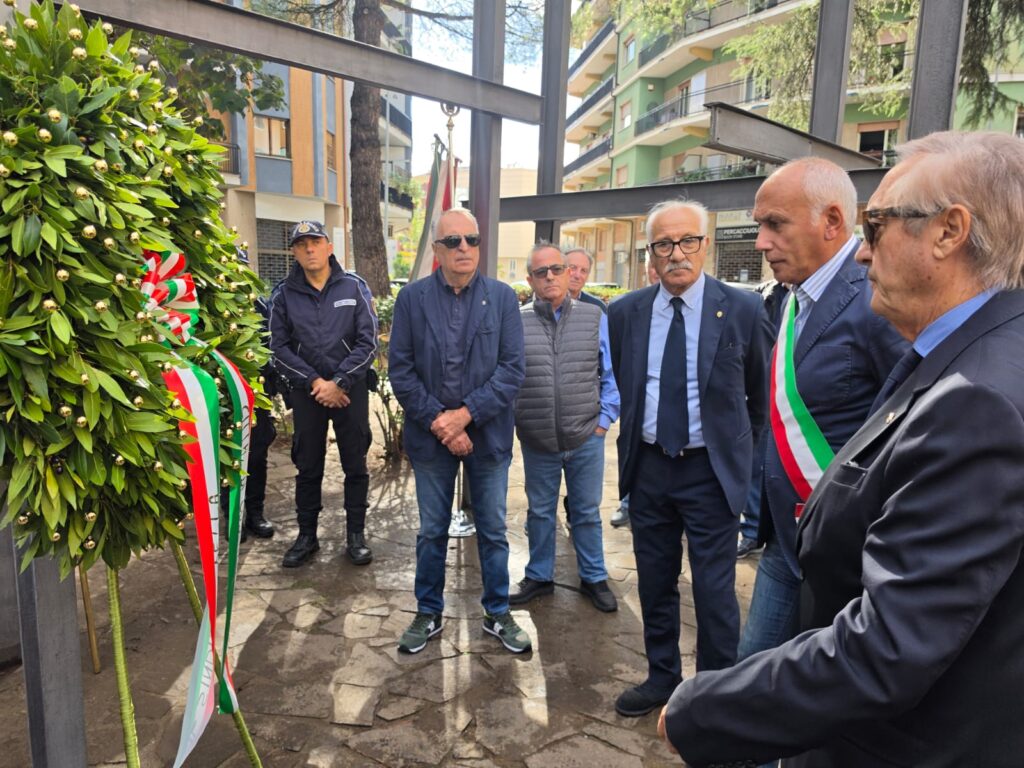 Anmil_il Sindaco Caruso in raccoglimento davanti al monumento ai caduti sul lavoro