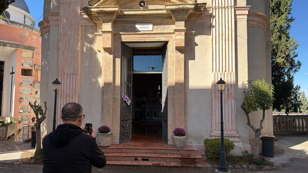 Cimitero di Colle Mussano_l'esterno della cappella comunale