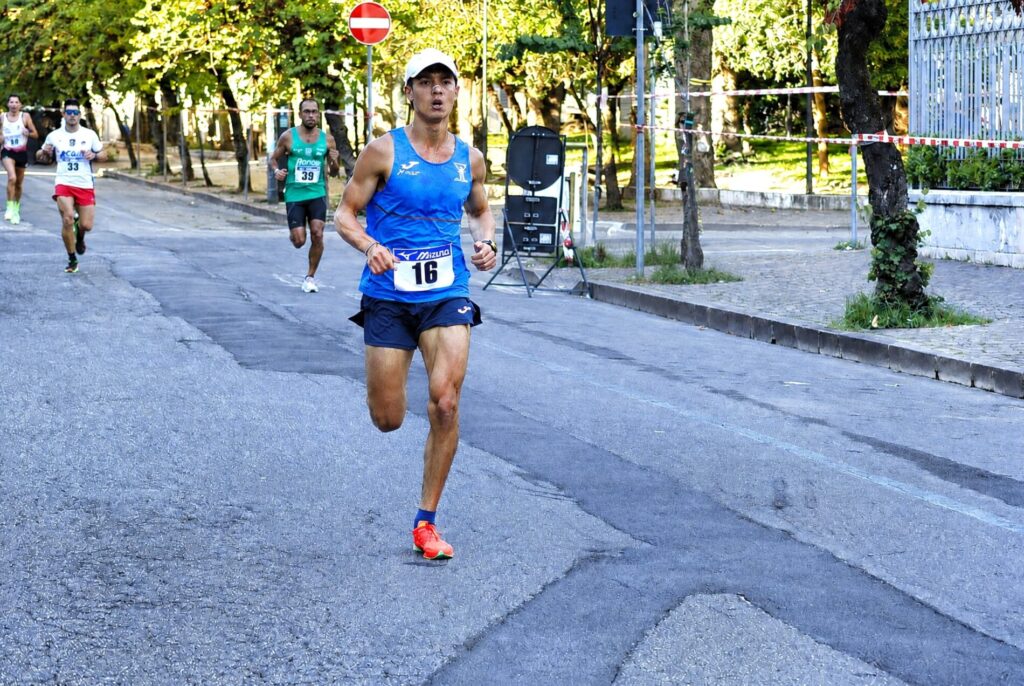 Corri Cosenza 2026_Mattias Rizzotto verso la vittoria su corso Umberto
