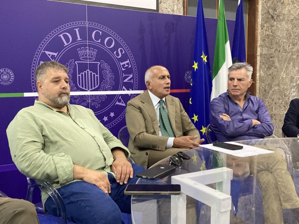 da sinistra l'Assessore Orrico, il Sindaco Franz Caruso e il dirigente Ramundo